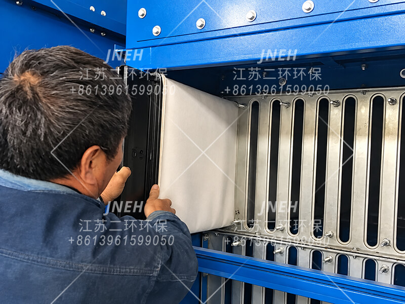 扁布袋与支撑骨架组件侧向插入