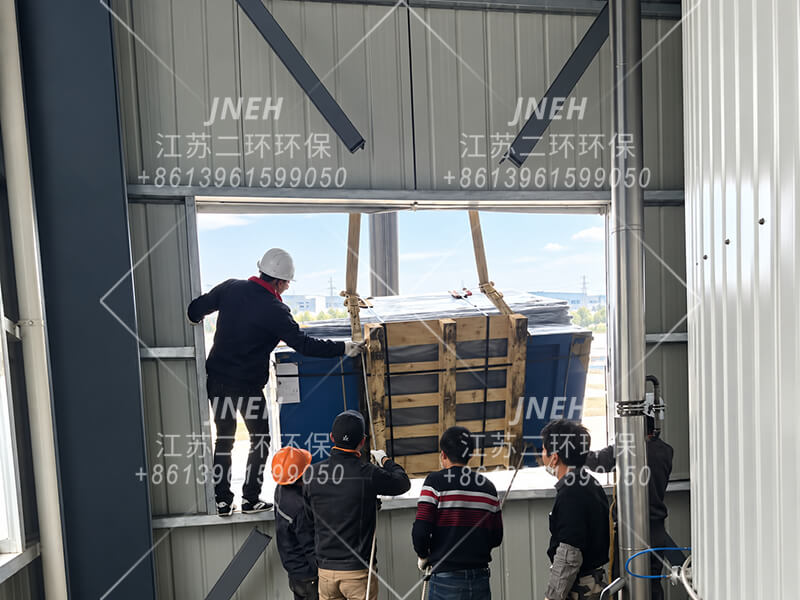部件经开口运入