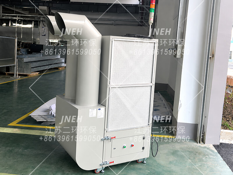 车间内的 KF1001 移动式工业空气净化机