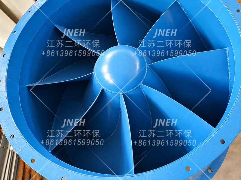 蓝色旋流式火花捕捉器内部，中心导流体周围的固定弯曲导向叶片